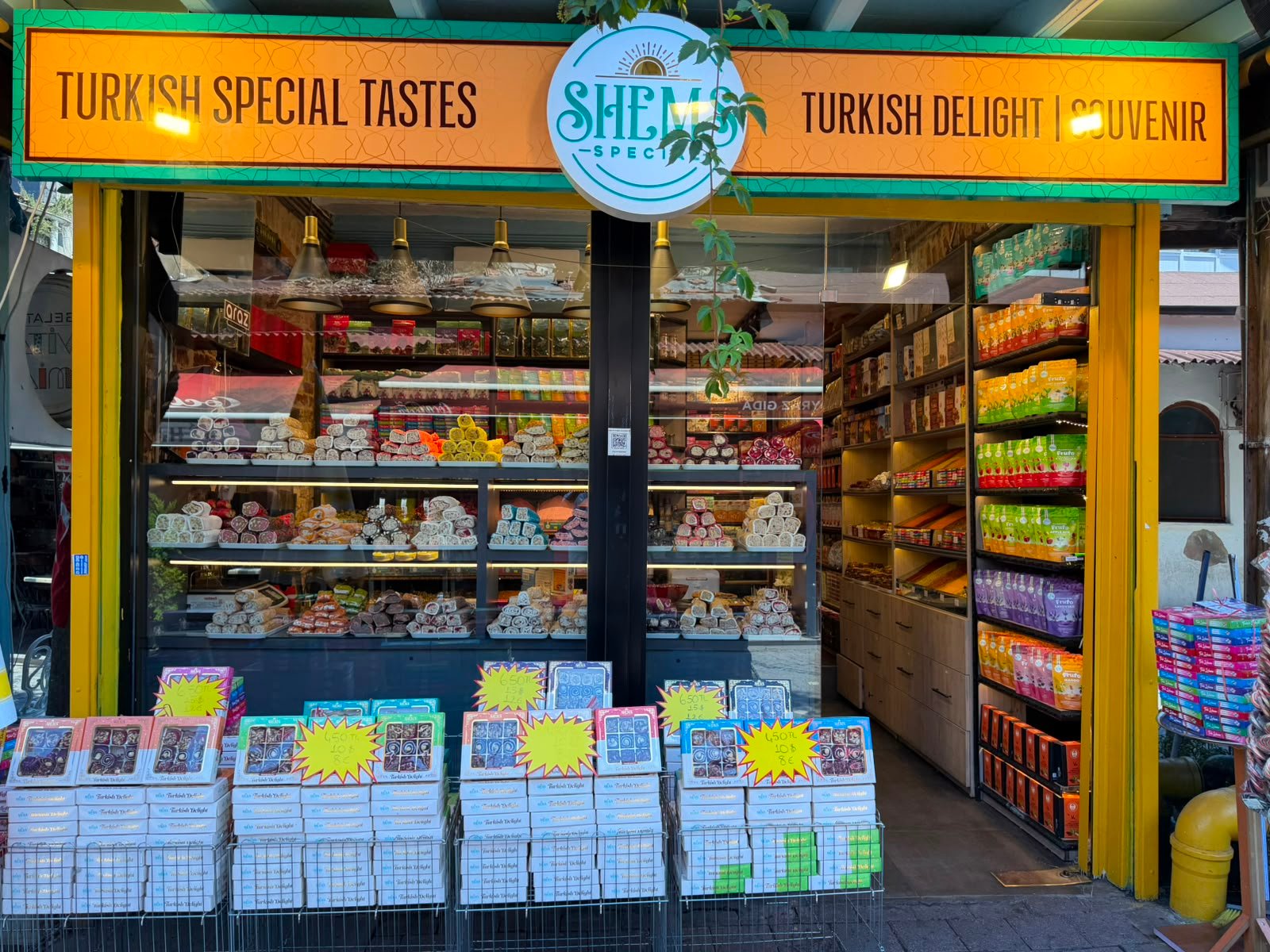 Balat'ta SHEMS Special vitrini, gün ışığında